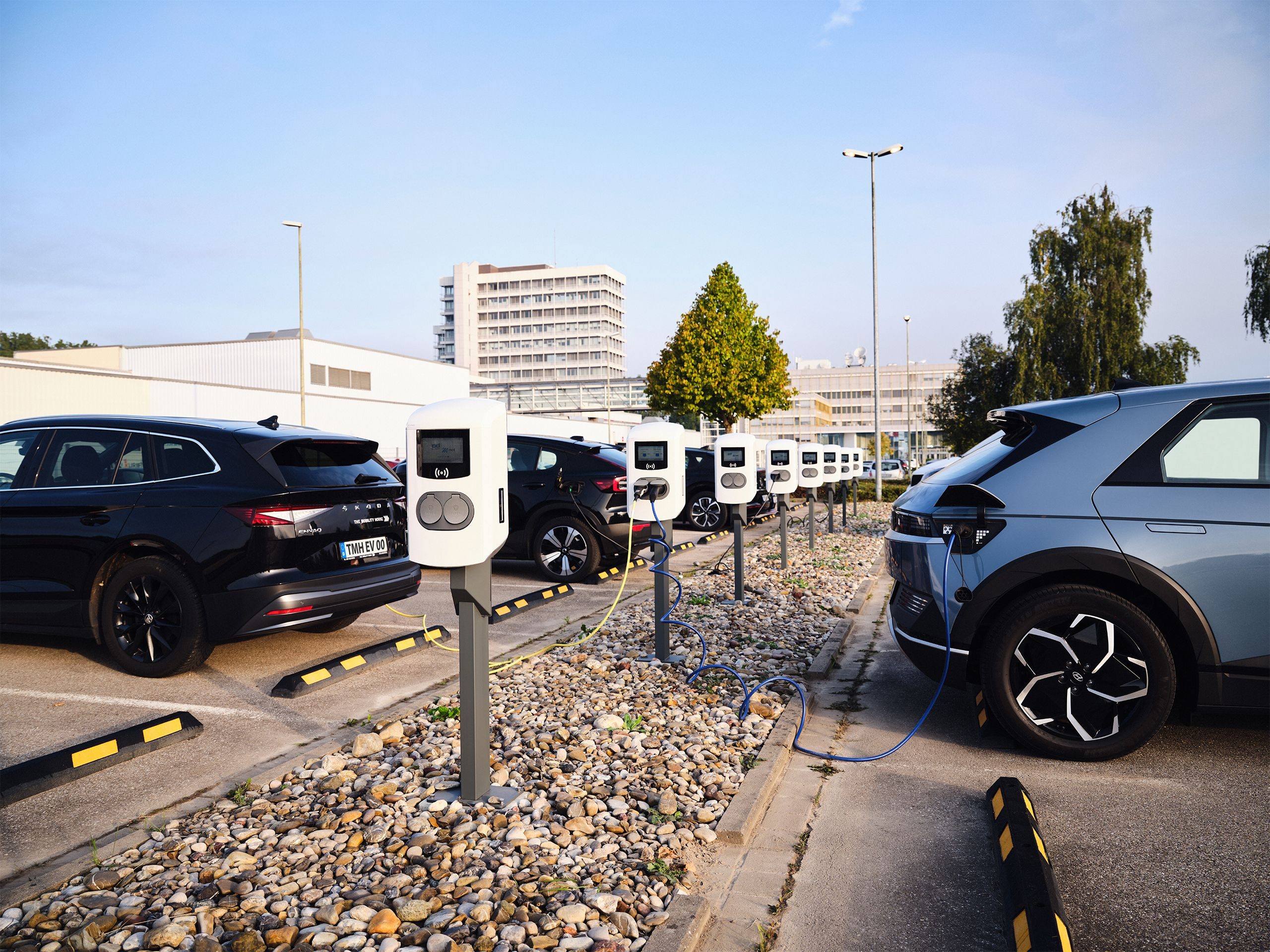 parkende E-Autos laden an Ladestationen